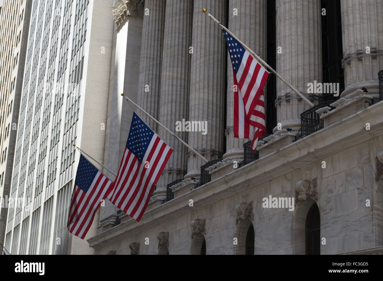 Amerikanische Flaggen und Börse Stockfoto