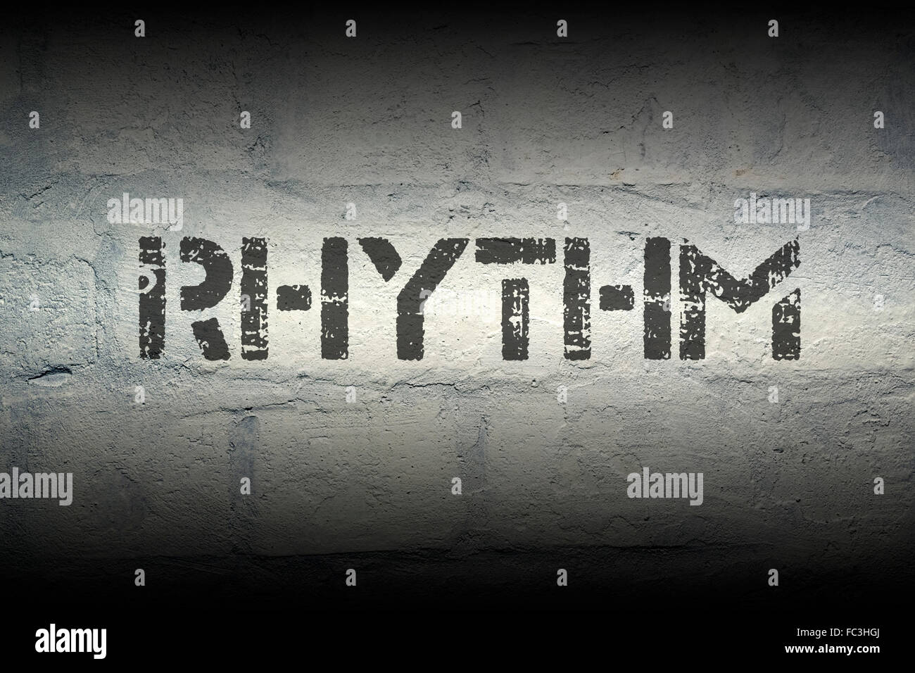 Rhythmus-Wort-Schablone drucken auf der weißen Mauer grunge Stockfoto