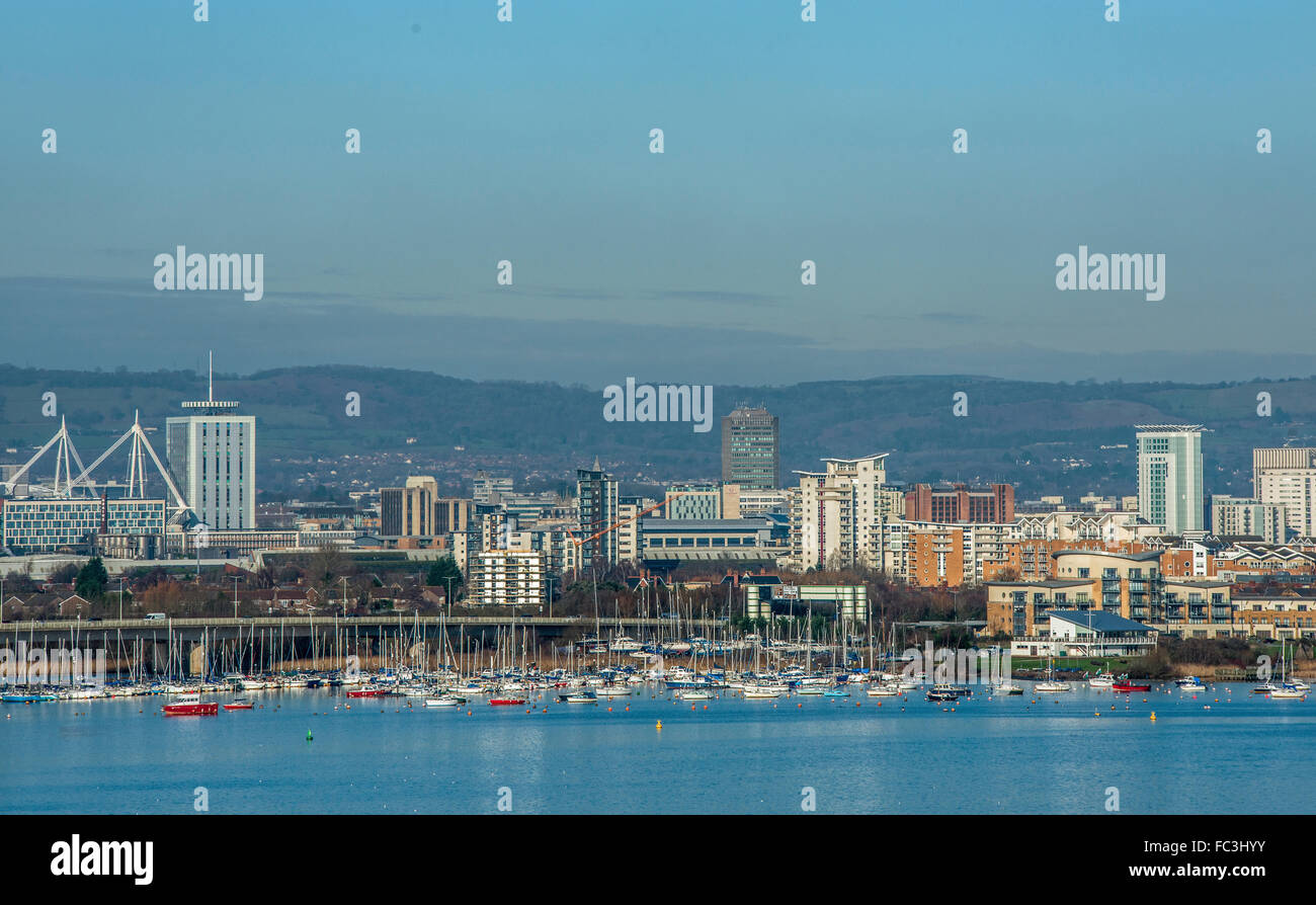Ansicht von Cardiff City über Cardiff Bucht fotografiert von Penarth, South Wales, Australia Stockfoto