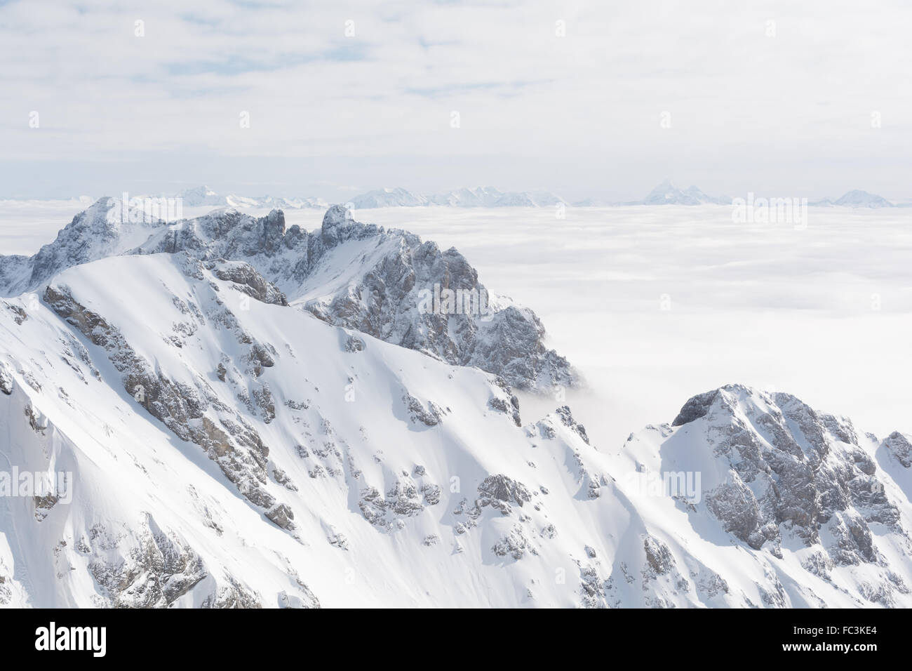 sonnigen Dachsteingebirge über den Wolken Stockfoto