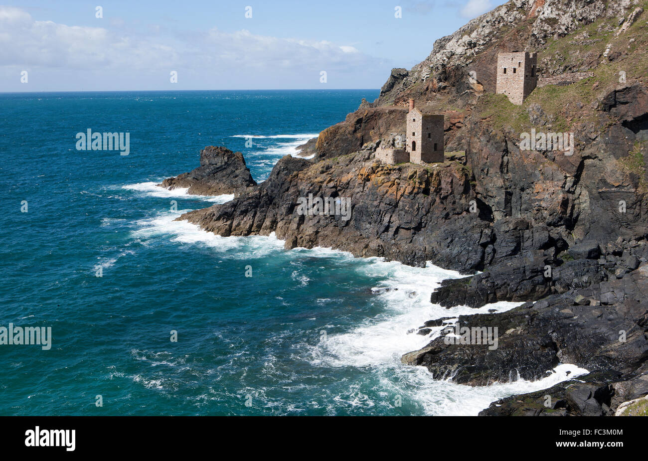 Verlassene Tin Mine an der felsigen Küste von Botallack in der Nähe von St Just an der Nordküste von Cornwall England wurde im TV, s Poldark verwendet. Stockfoto