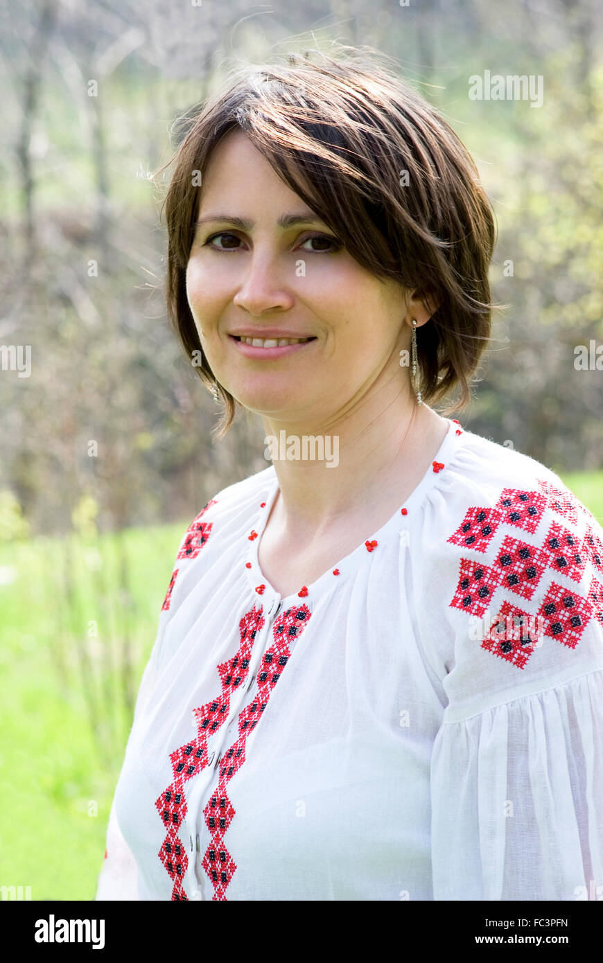 Ukrainische Frau in traditioneller Kleidung Stockfoto