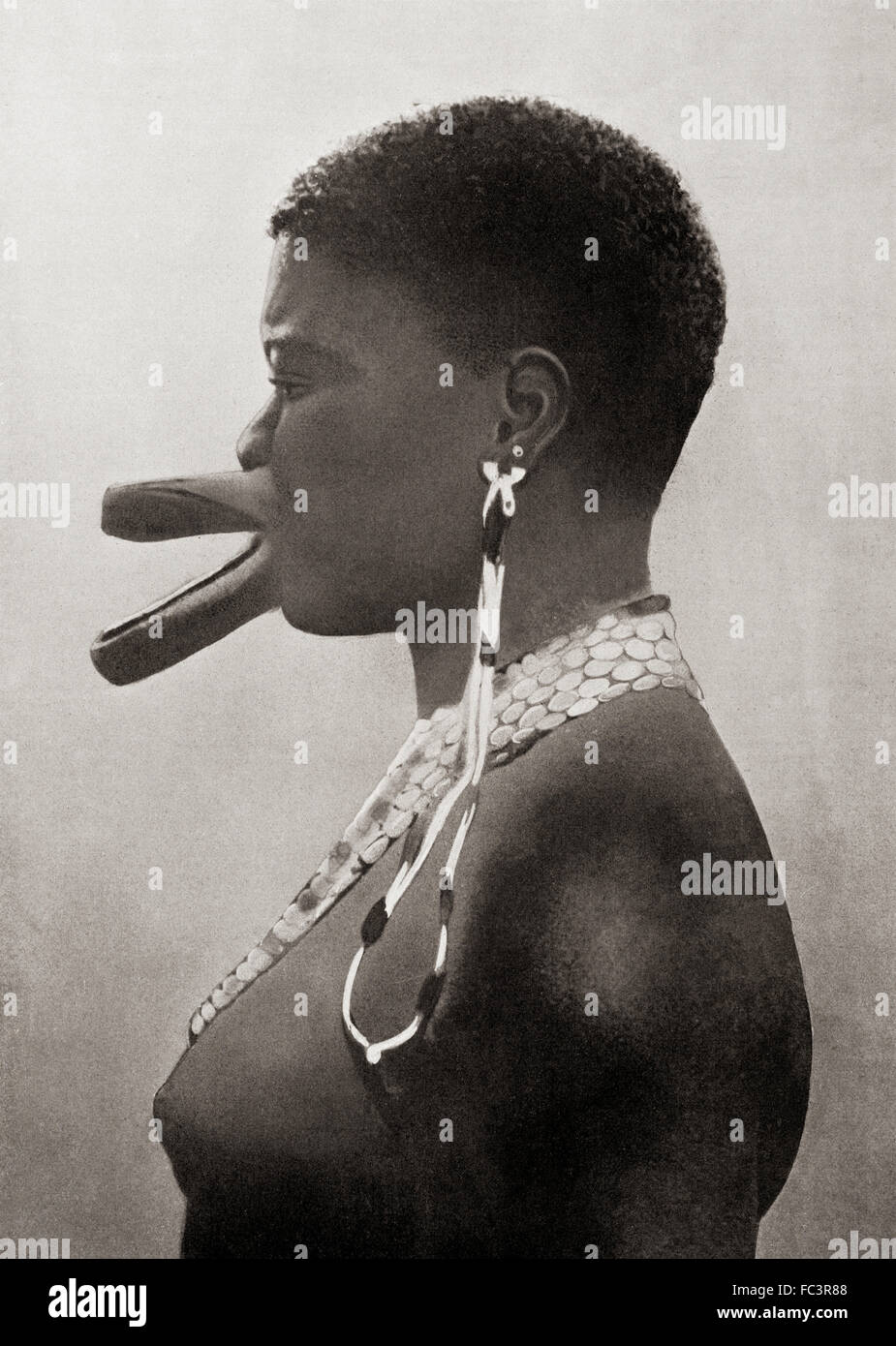 Künstliche Deformation.  Eine Frau von Sara Stamm, Tschad, Zentral-Afrika, mit künstlichen Deformation der Lippen als ein Zeichen von Schönheit.  Der Effekt entsteht durch die Lippen piercing und schrittweise Vergrößerung der Löcher durch Holzscheiben einsetzen, deren Größe erhöht wie die Lippen aufgetrieben werden.  Nach einer Fotografie des 19. Jahrhunderts. Stockfoto