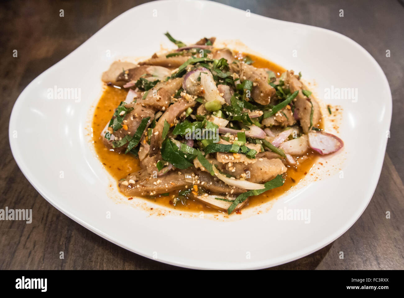 Scharf und würzig gegrilltem Schweinefleisch-Salat Stockfoto