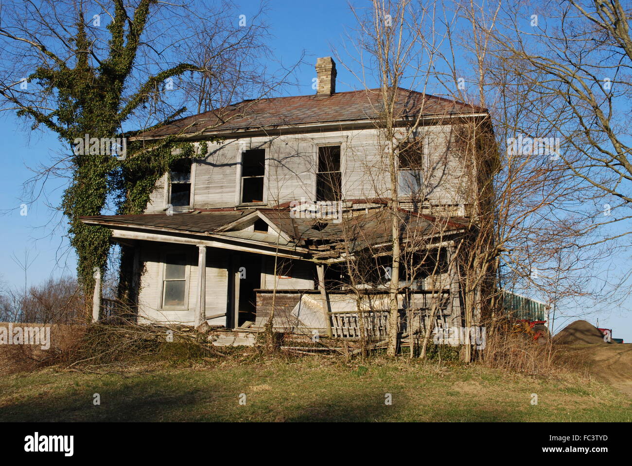 Ein altes verlassenes Haus an einem schönen Tag. Stockfoto