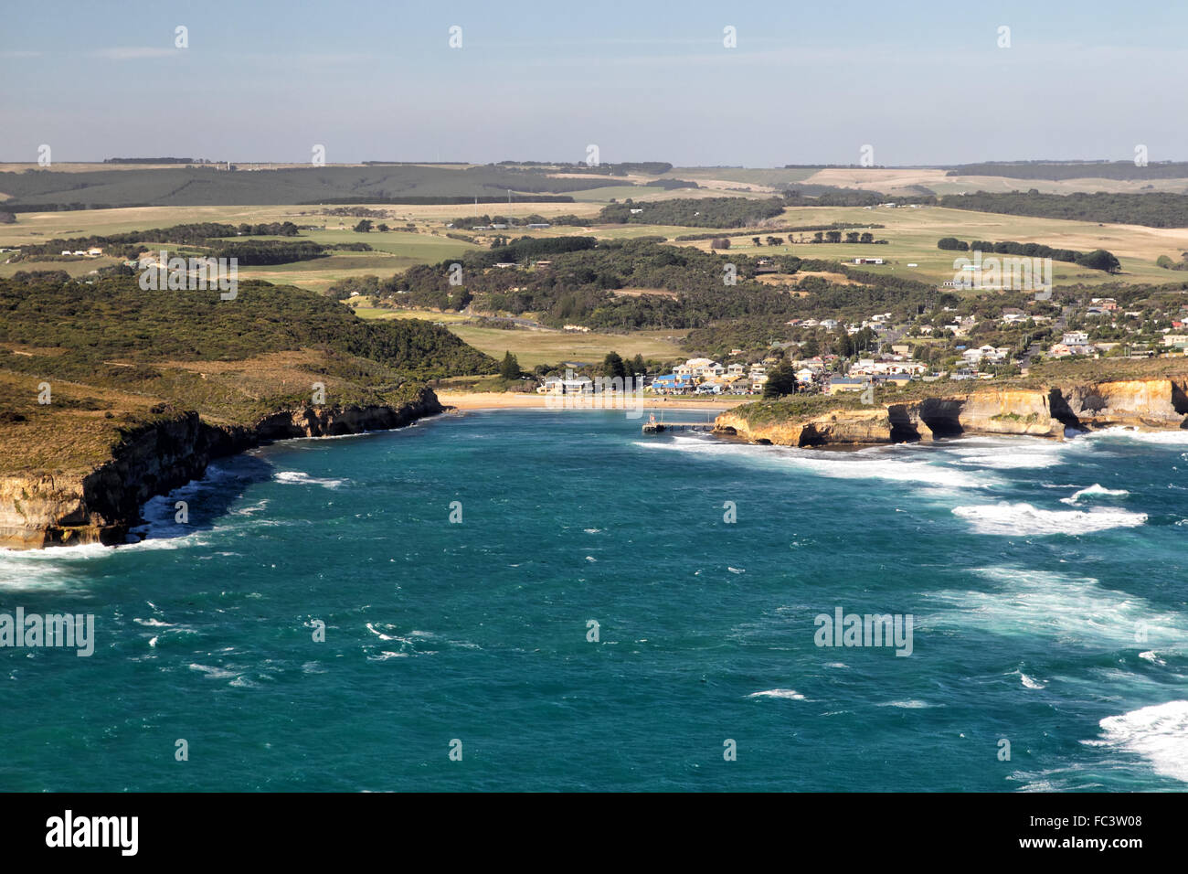 Luftaufnahme des Port Campbell an der Great Ocean Road im Port Campbell National Park, Victoria, Australien. Stockfoto