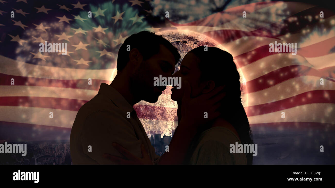 Zusammengesetztes Bild attraktives junges Paar küssen Stockfoto