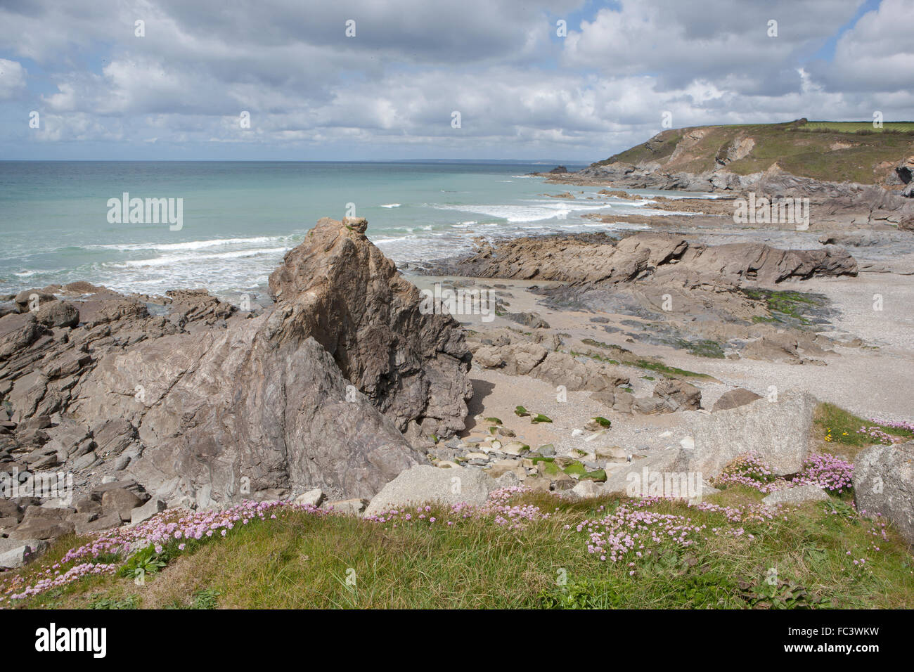 Mit Blick auf den Strand von Gunwalloe Kirche Cove Cornwall auf der Lizard Halbinsel Süd-west-England, verwendet in TV Poldark, Stockfoto