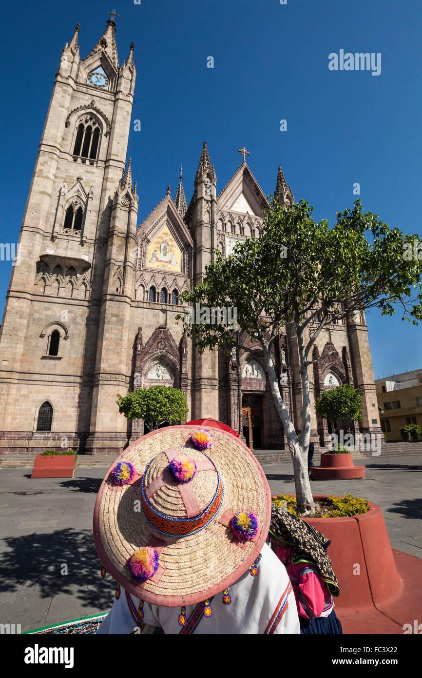 Hut von Schmuck Verkäufer in der Plaza in der Nähe der Templo Expiatorio in Guadalajara, Jalisco, Mexiko. Stockfoto