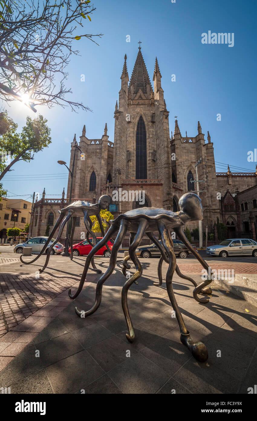 Seres Surrealistas von Alejandro Colunga in der Nähe von Templo Expiatorio, Guadalajara, Jalisco, Mexiko. Stockfoto