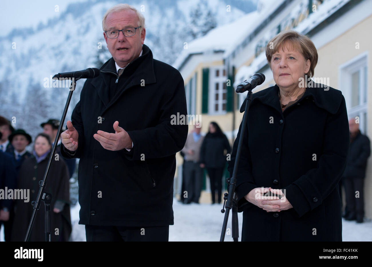 Kreuth, Deutschland. 20. Januar 2016. Deutsche Bundeskanzlerin Angela Merkel (CDU) und der Bayerischen CSU parlamentarischen Partei Führer Thomas Kreuzer, sprechen vor dem Konferenzgebäude der Winter Konferenz der CSU-Staat in Kreuth, Deutschland, 20. Januar 2016. Die geschlossene Tür Treffen der die CSU-Zustand wird in der Bildungseinrichtung der Hanns Seidel Stiftung in Wildbad Kreuth vom 18. bis 21. Januar 2016 stattfinden. Foto: SVEN HOPPE/DPA/Alamy Live-Nachrichten Stockfoto