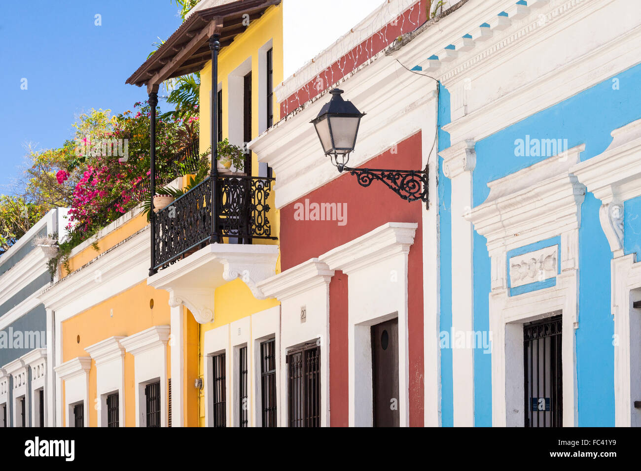 Bunte Häuser säumen eine Straße in Old San Juan, Puerto Rico. Stockfoto