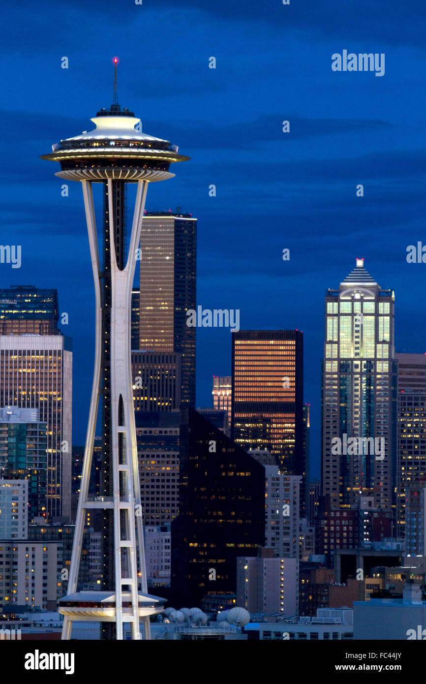 Seattle Stadt-Landschaft in der Abenddämmerung mit Space Needle, Washington, USA. Stockfoto