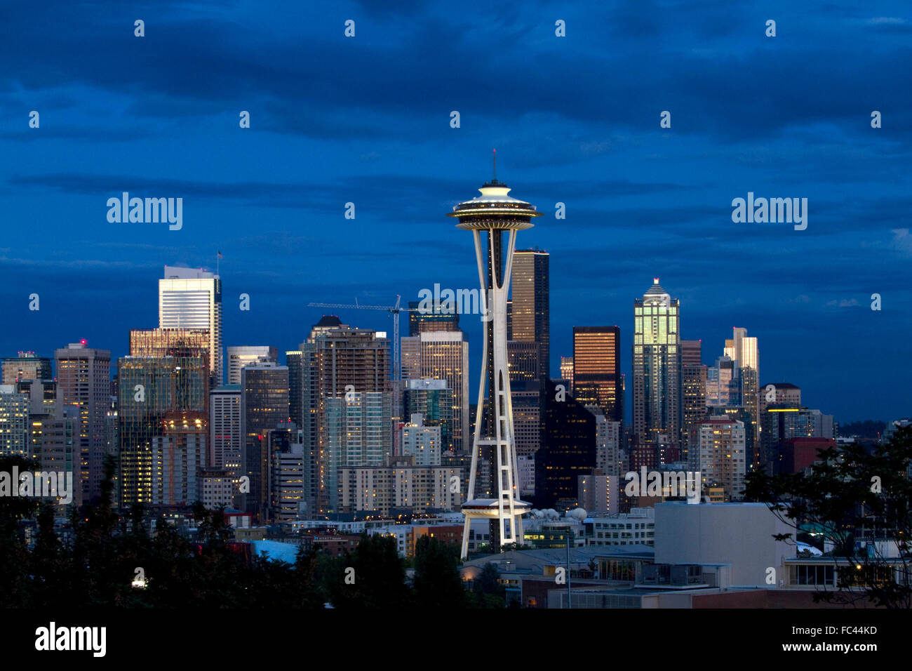 Seattle Stadt-Landschaft in der Abenddämmerung mit Space Needle, Washington, USA. Stockfoto