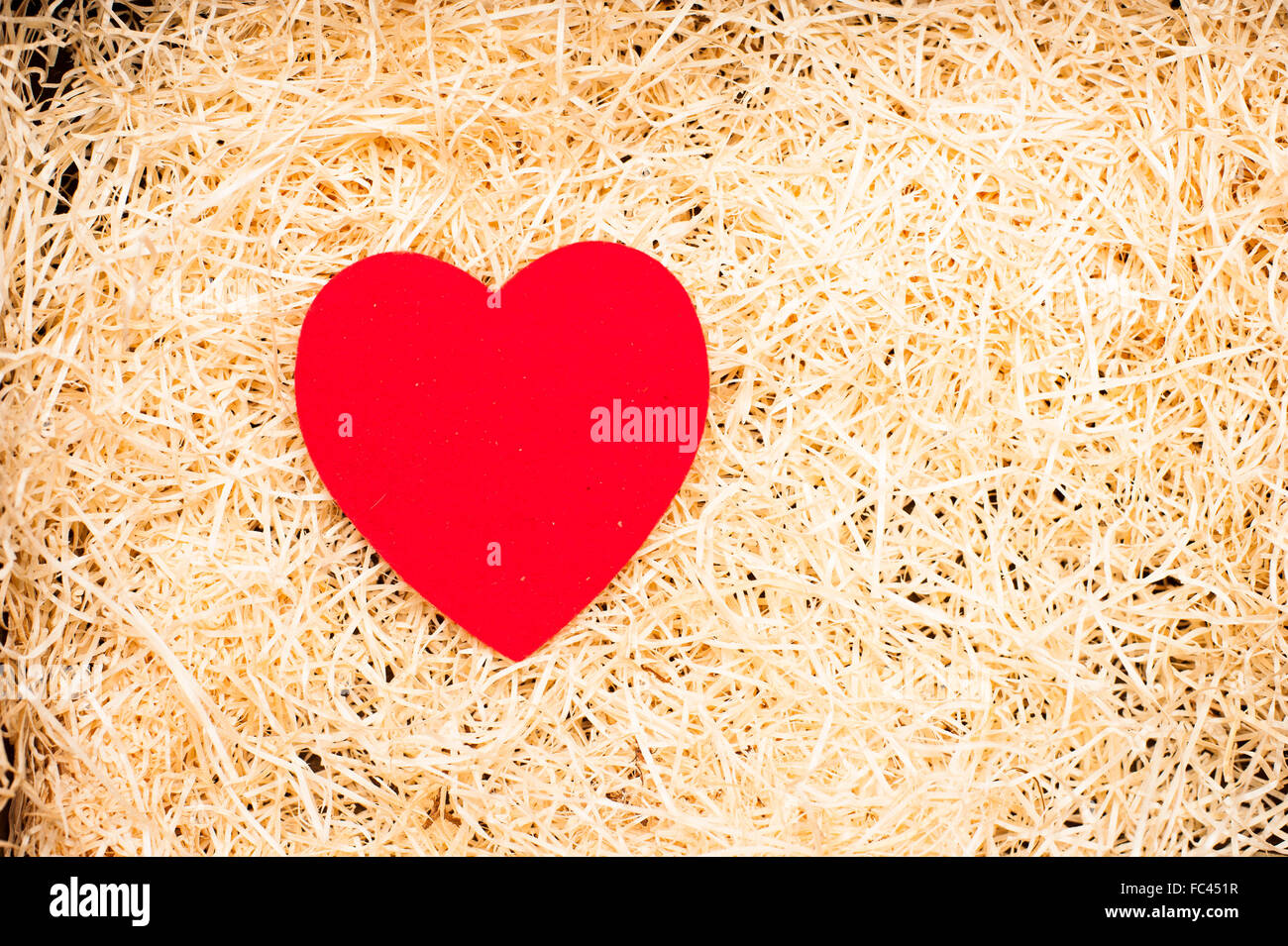 Liebe Wiege mit roten Herz auf gelbes Stroh Teppich Stockfoto