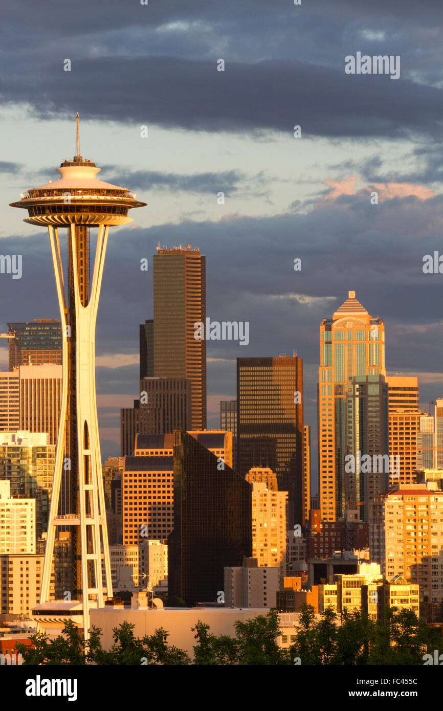 Seattle Stadt Landschaft bei Sonnenuntergang mit Space Needle, Washington, USA. Stockfoto
