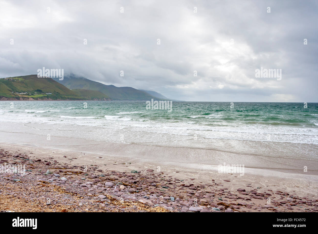 Trübe Seestück vor dem Sturm in Rossbehy, Ring of Kerry, Irland Stockfoto