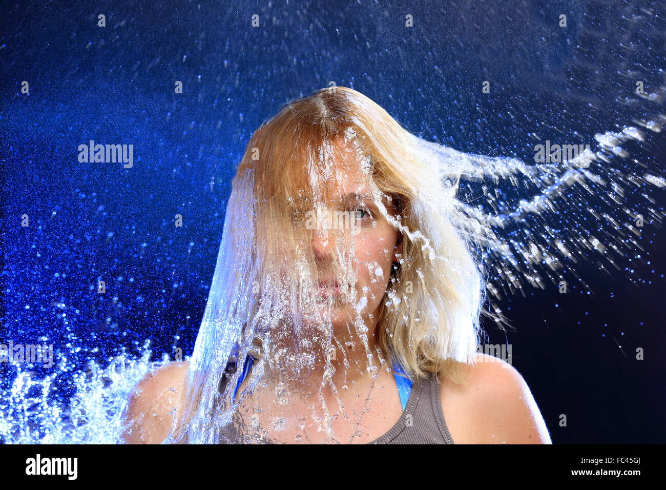 Frau und Wasser Spritzen Stockfoto