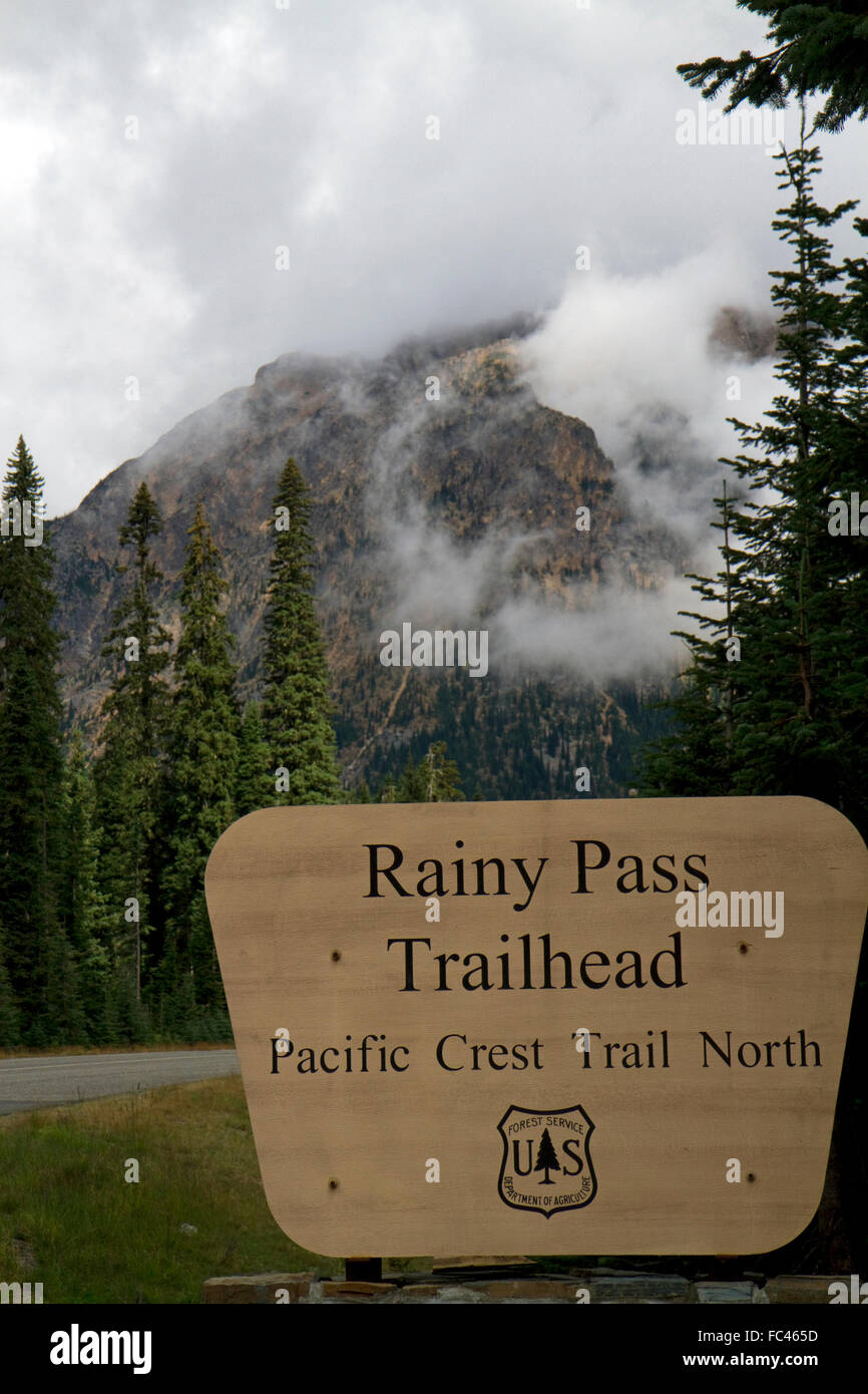 Zustand-Weg 20 am Rainy Pass im nördlichen Kaskadengebirge, Washington, USA. Stockfoto