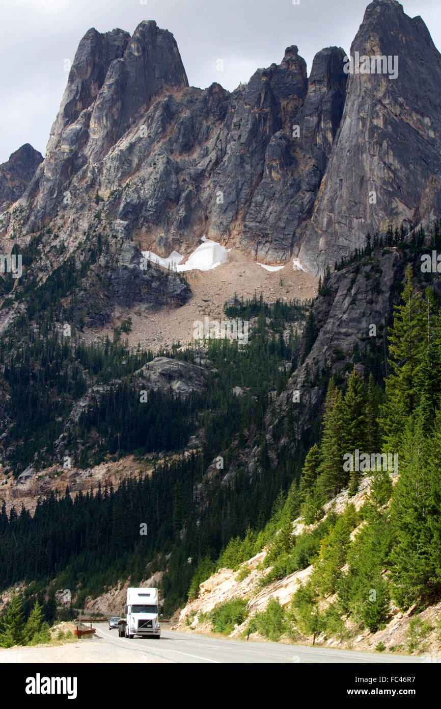 Geben Sie Route 20 und Liberty Bell Mountain am Washington Pass im nördlichen Kaskadengebirge, Washington, USA. Stockfoto