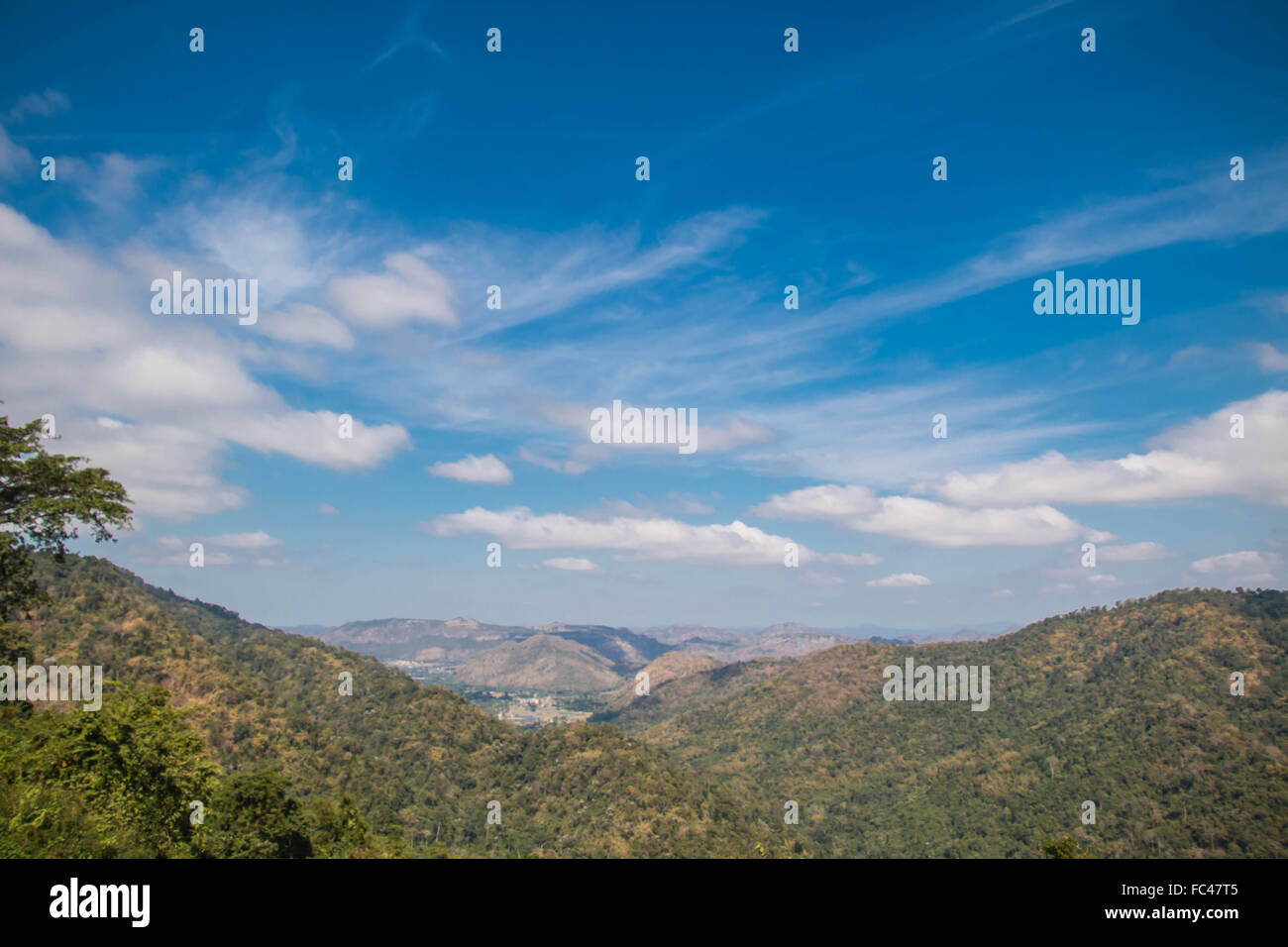 Berg und Himmelblau Farbton in Thailand Stockfoto