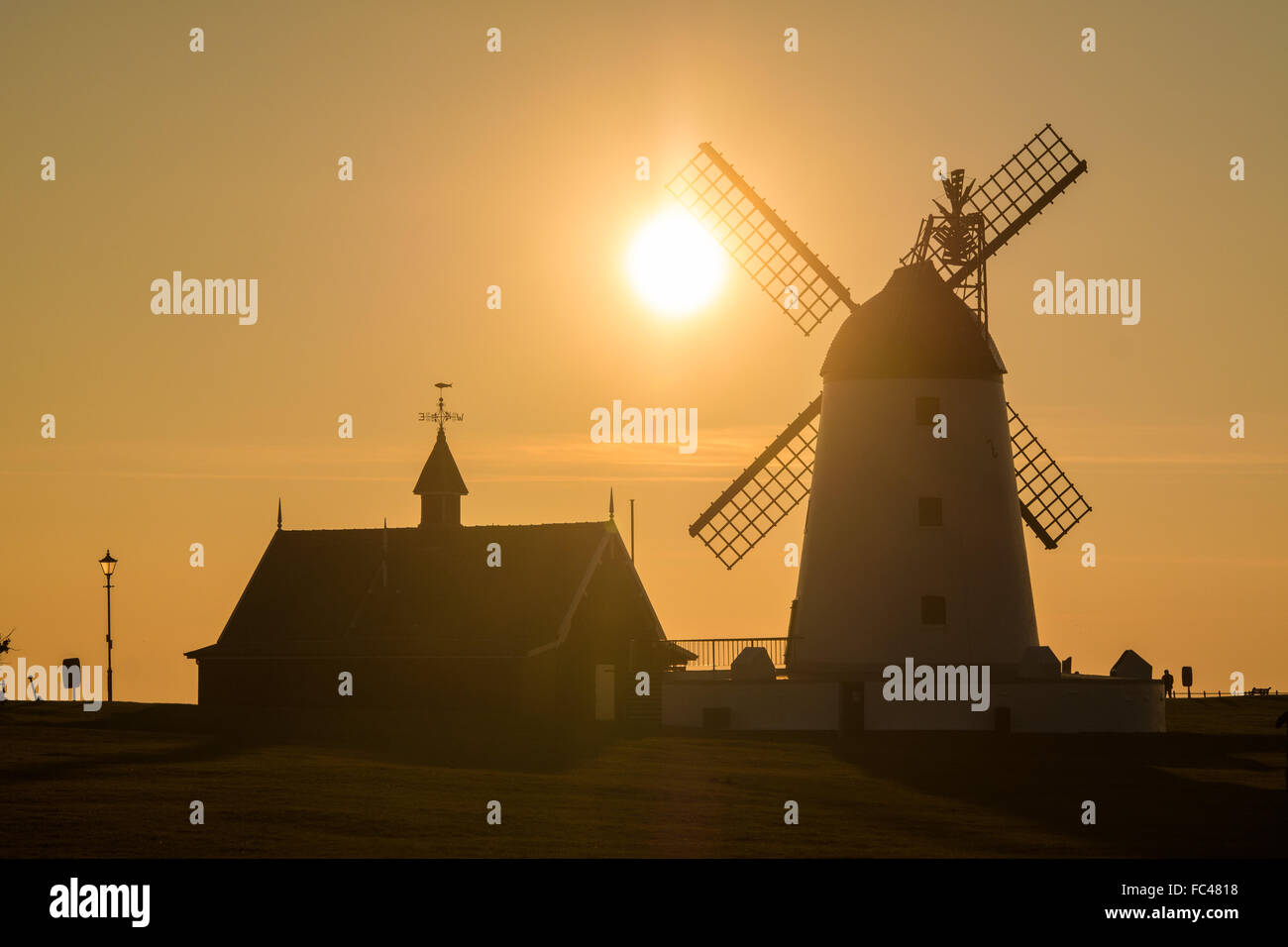 Lytham St Annes, UK. 20. Januar 2016.Weather News. Ein wunderschöner Sonnenuntergang endet eine feine Wintertag entlang der Küste von Lancashire Credit: Gary Telford/Alamy Live News Stockfoto