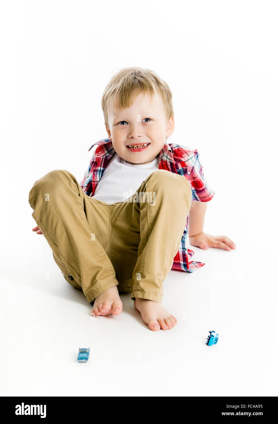 Lustige blauäugige Dreijahres-Boy. Studio Foto Stockfoto