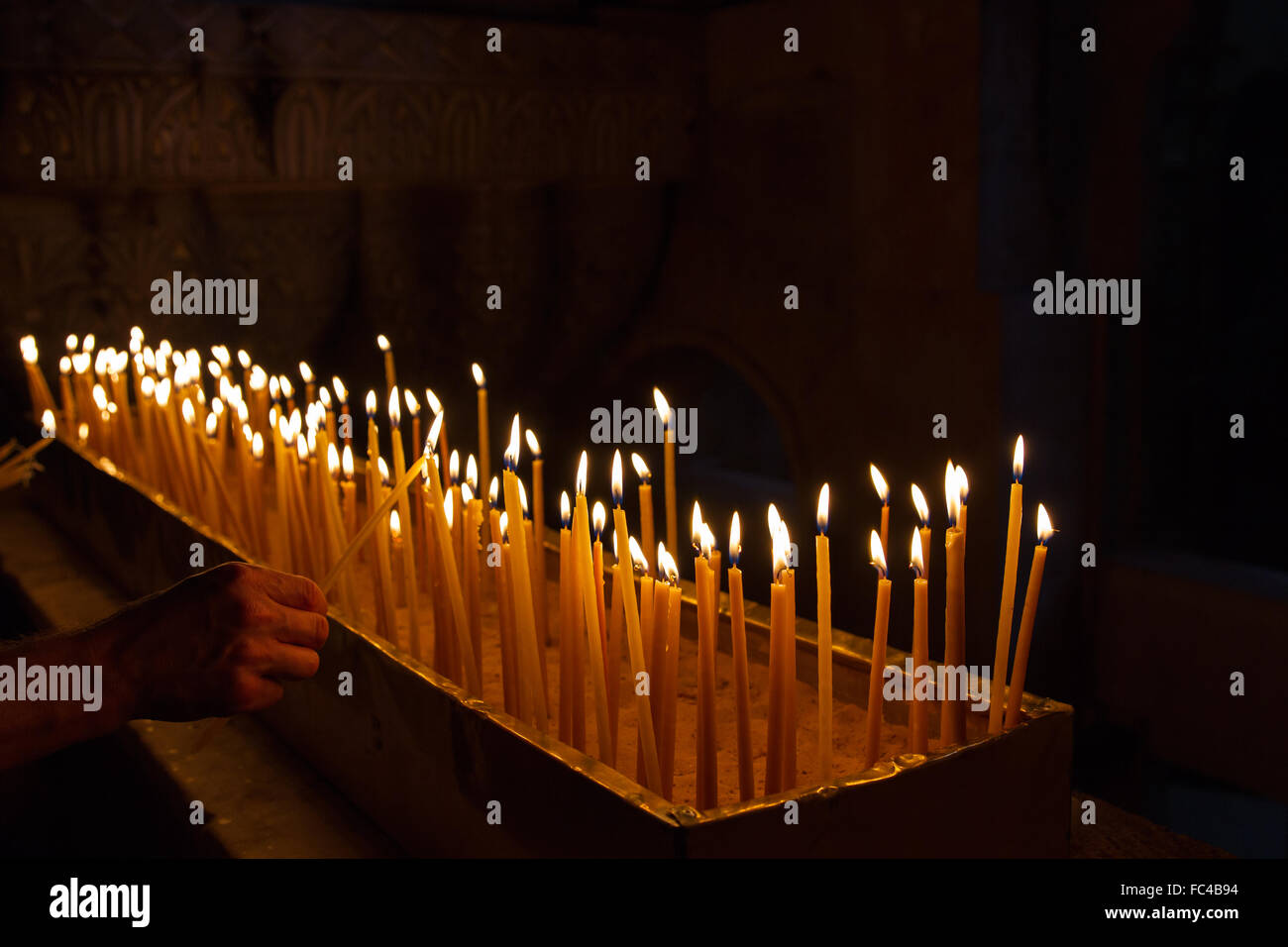 Reihen von brennenden Kerzen. Stockfoto
