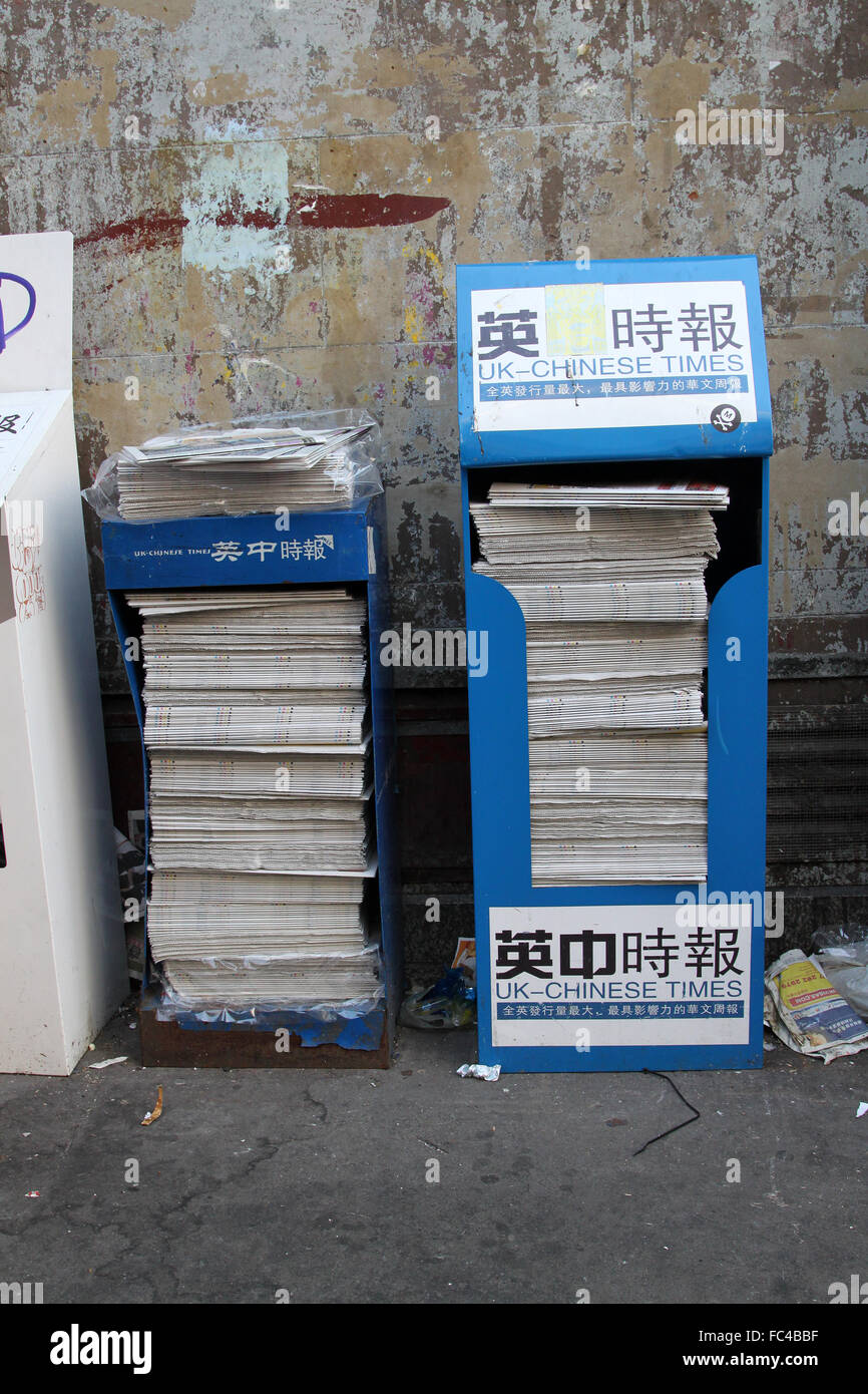 Kostenlose chinesische Zeitungen in Street in Chinatown, London Stockfoto