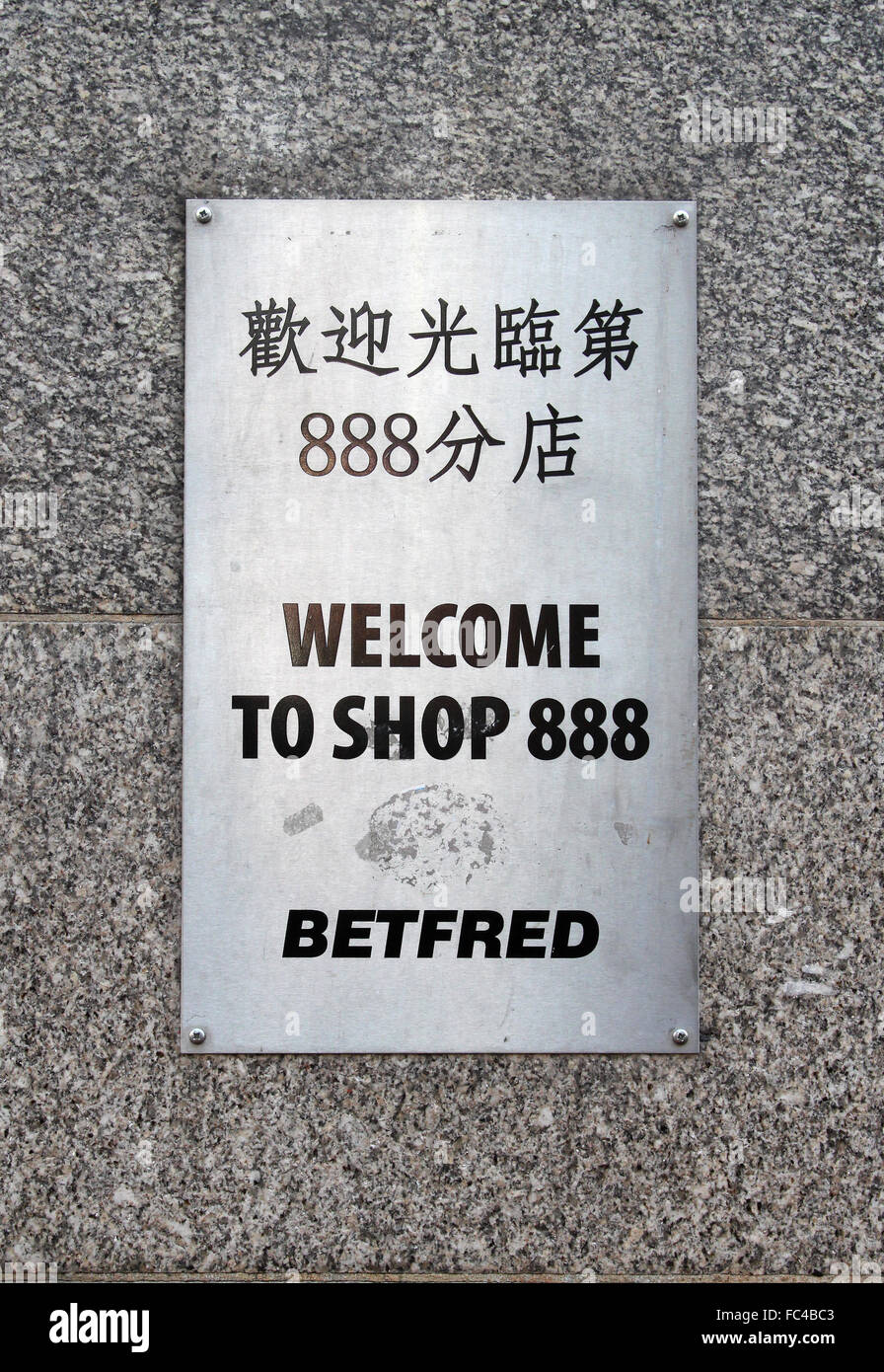 Betfred Schild in Englisch und Chinesisch an Wand in Chinatown, W1, London Stockfoto