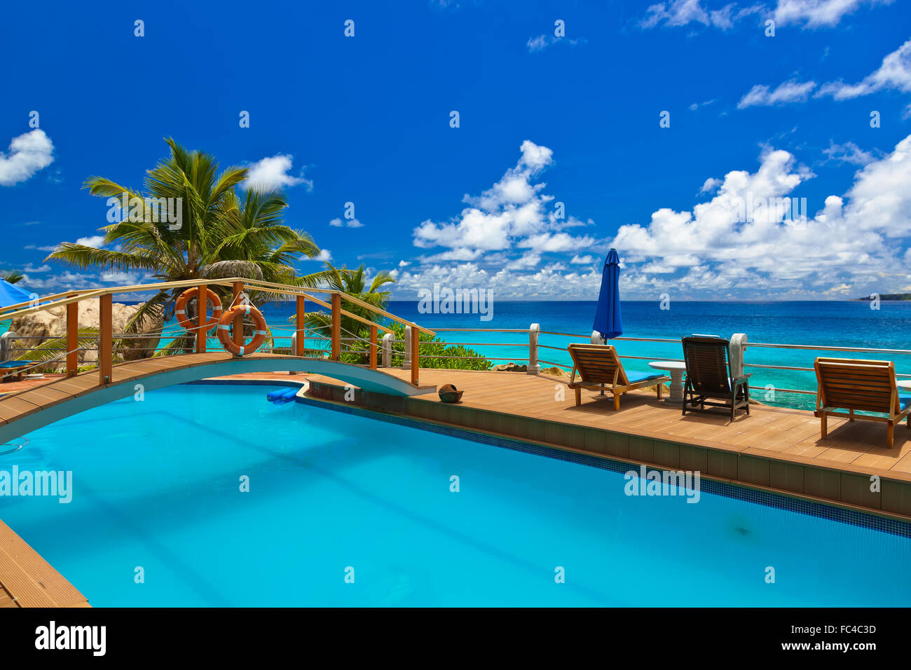 Pool am tropischen Strand - Seychellen Stockfoto