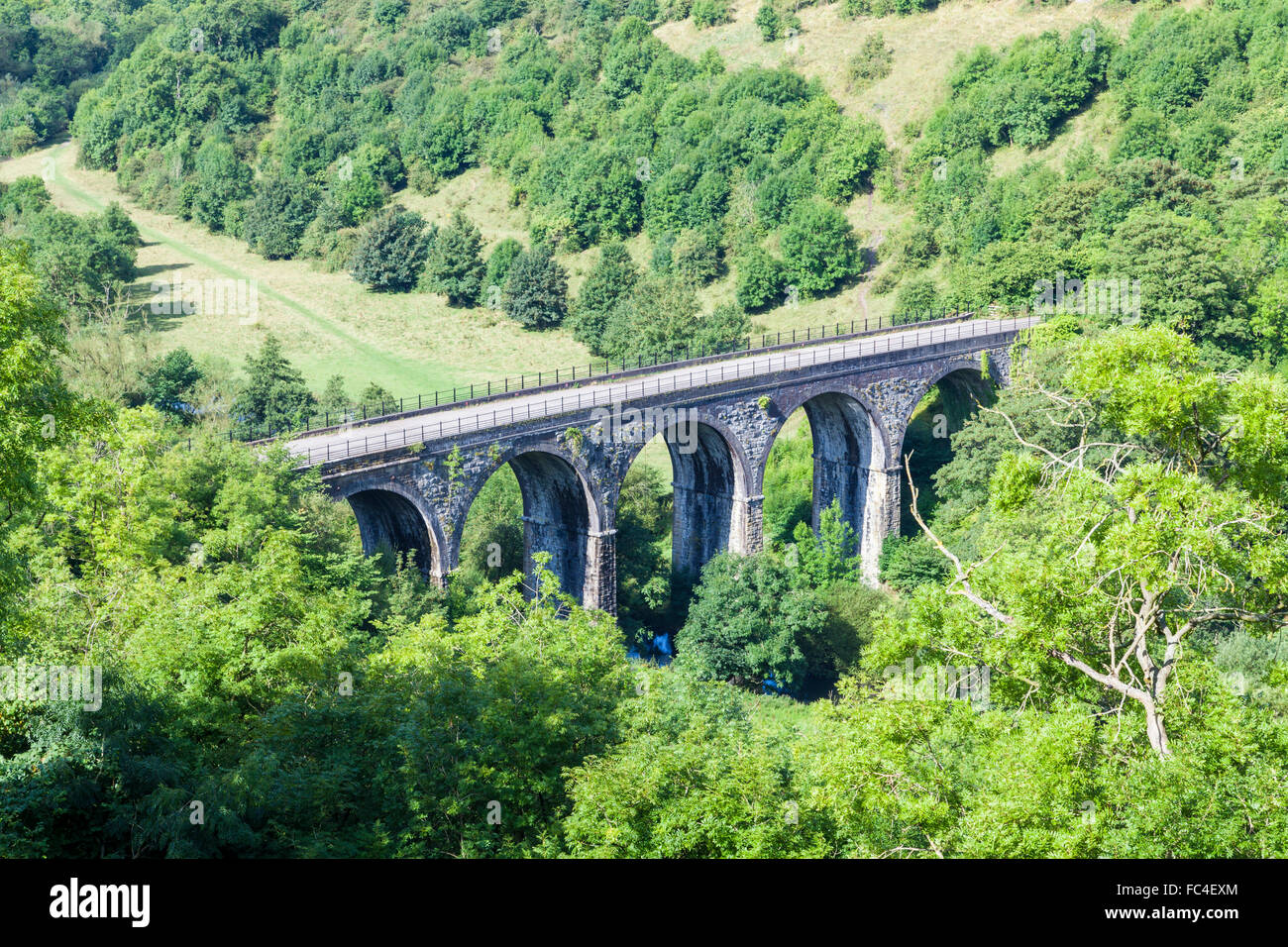 Der Grabstein-Viadukt über Monsal Dale gesehen von Monsal Kopf, Derbyshire, Peak District, England, UK Stockfoto