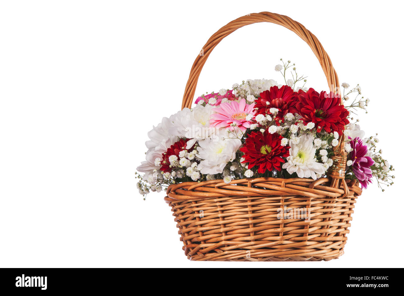 Schöner Blumenstrauß von bunten Blumen im Korb isoliert auf weiss Stockfoto