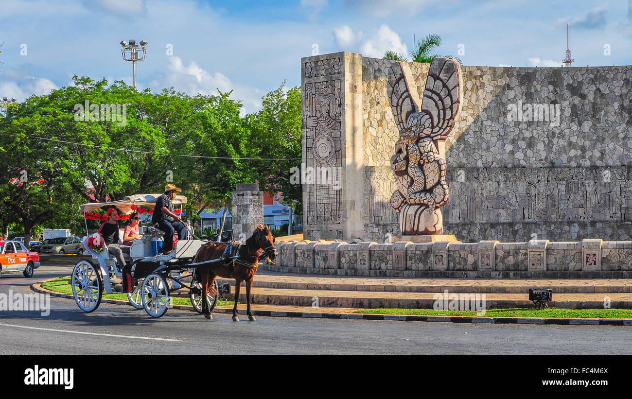 Ausländische Touristen besuchen die Heimat-Denkmal - Merida, Mexiko Stockfoto