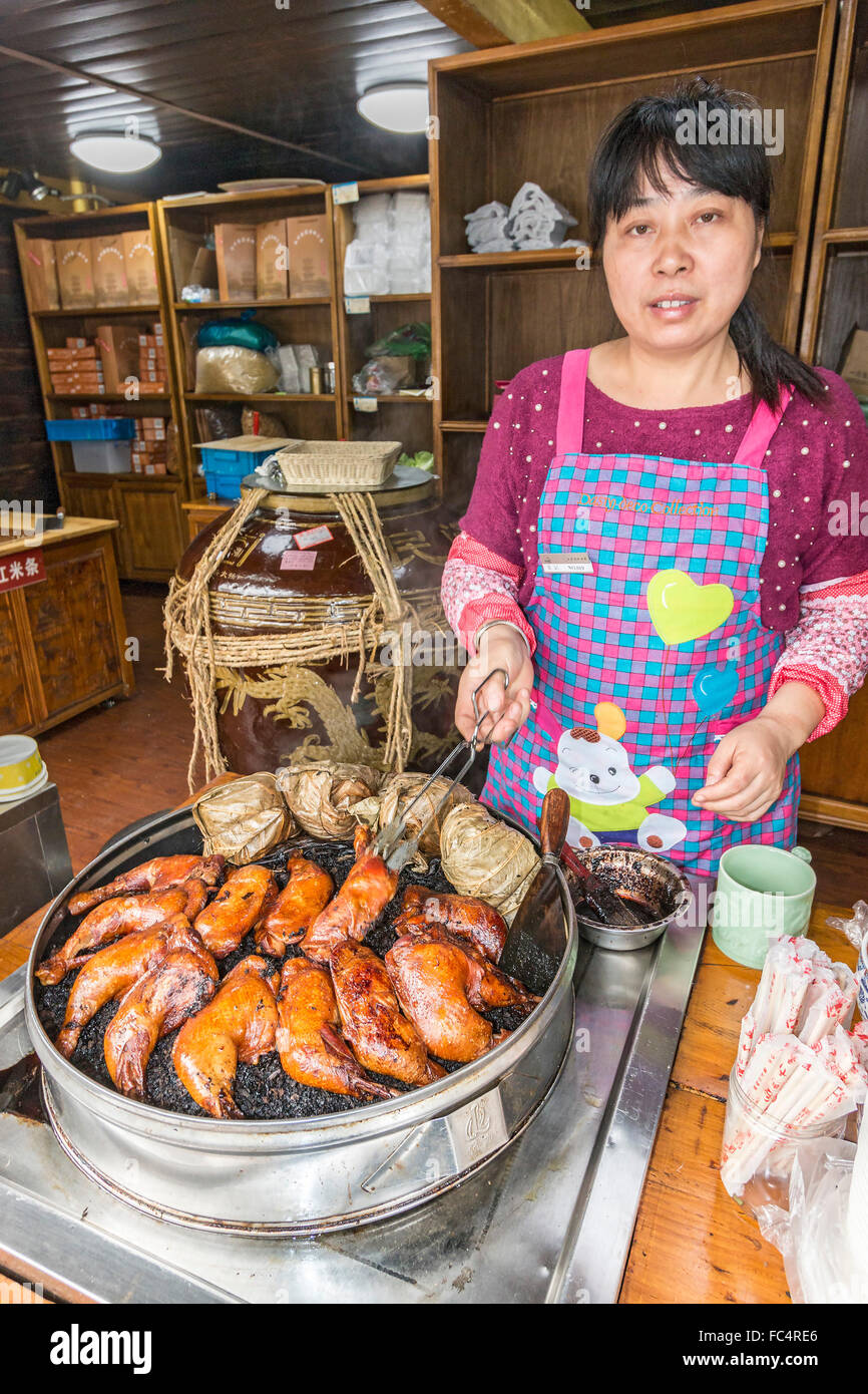 Gegrilltes Huhn zum Verkauf als Snack im XiXi National Wetland Park in der Nähe von Hangzhou, China Stockfoto