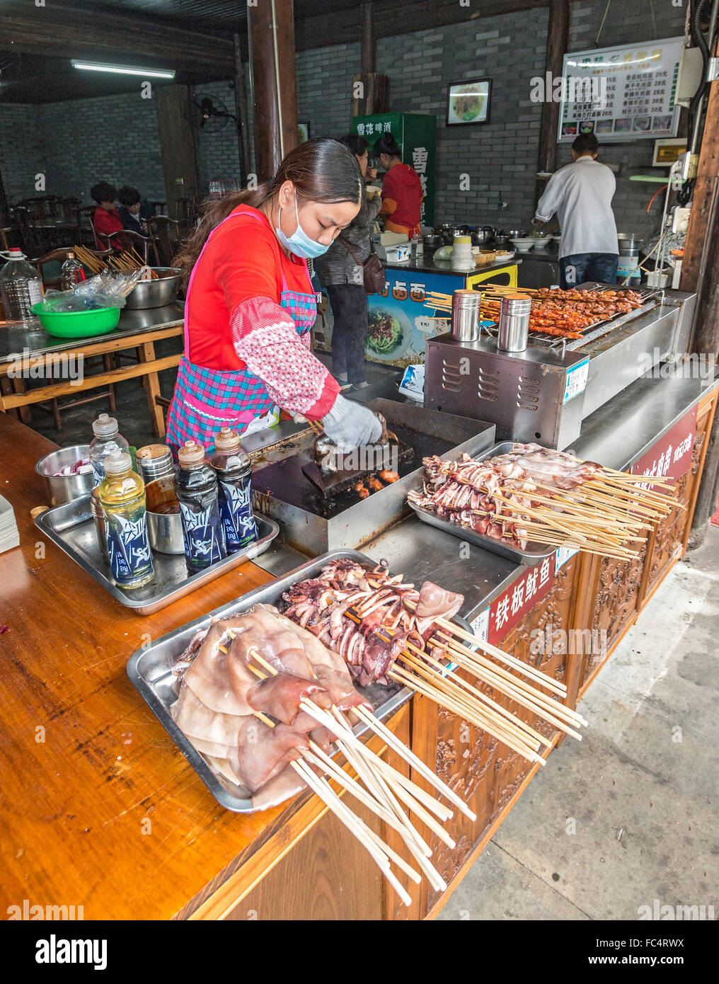 Spieße mit Hühner- und Rindfleisch zu verkaufen als Snack im XiXi National Wetland Park in der Nähe von Hangzhou, China Stockfoto