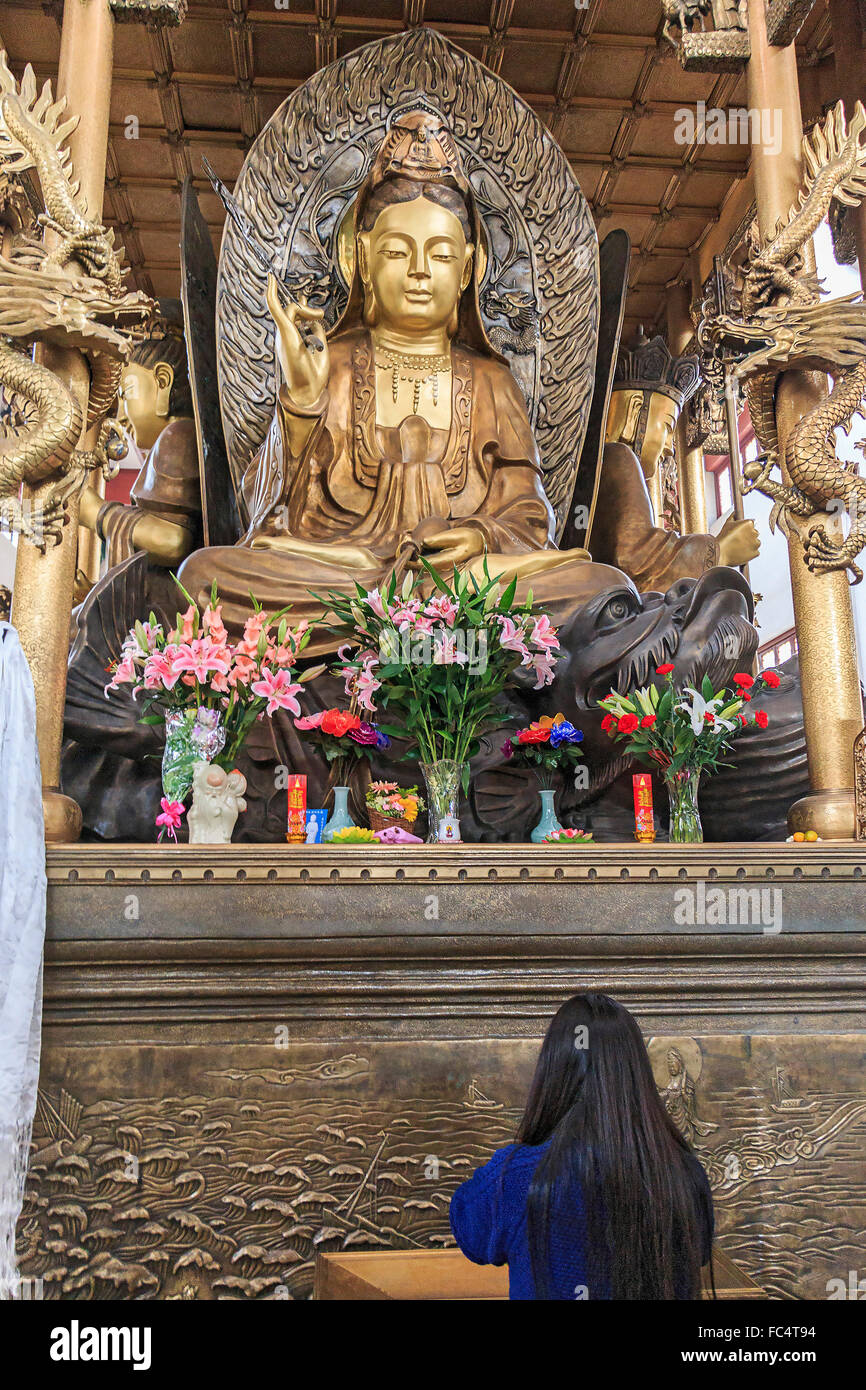 Frau betet zu Buddha-Statue (Seelen Rückzug) Lingyin Tempel in Hangzhou, China. Stockfoto
