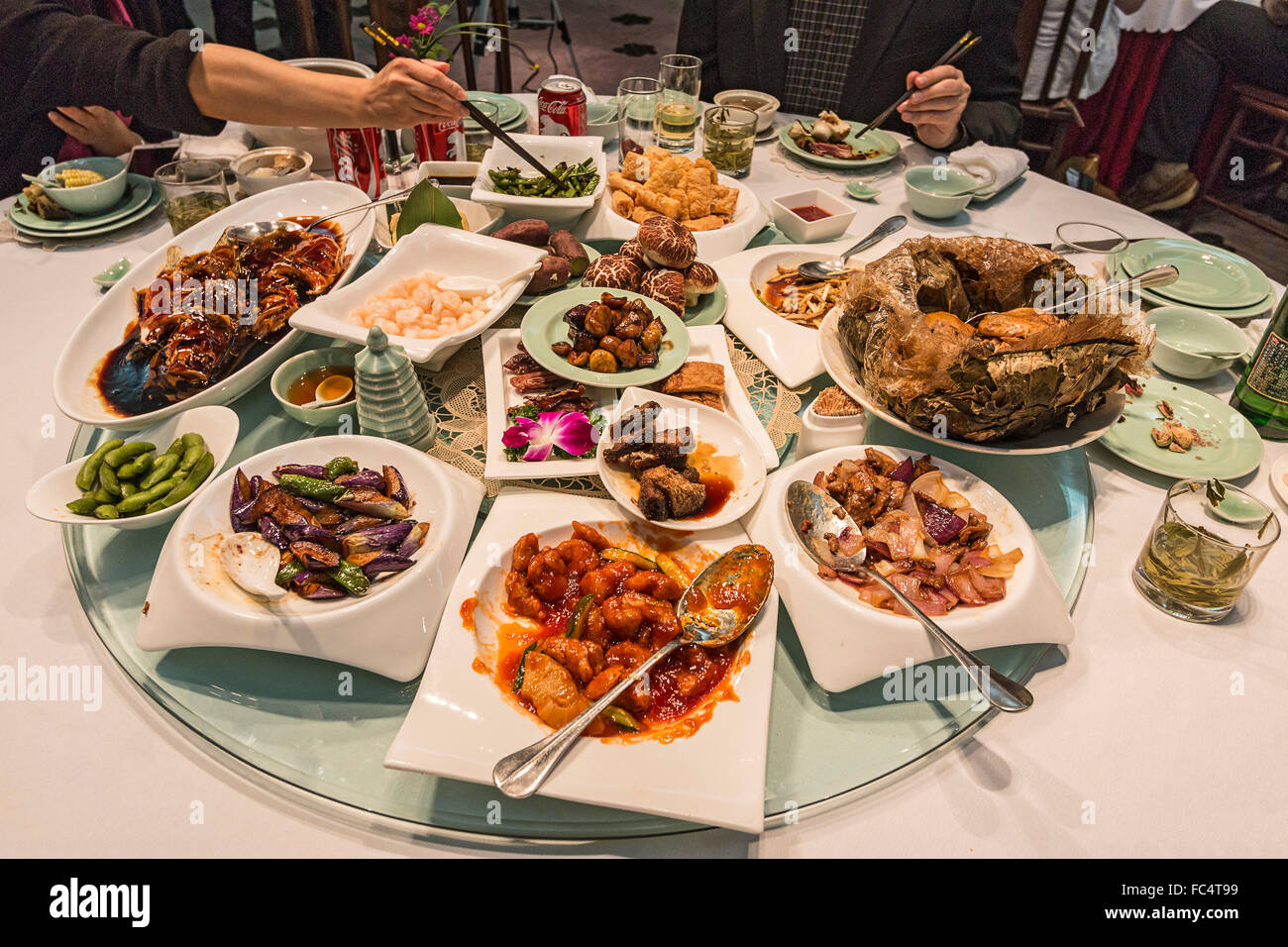 Ausgefallenes chinesischen Abendessen inklusive "Bettler Huhn" die eingewickelt wird im Lotus verlässt und in Lehm gekocht. Stockfoto