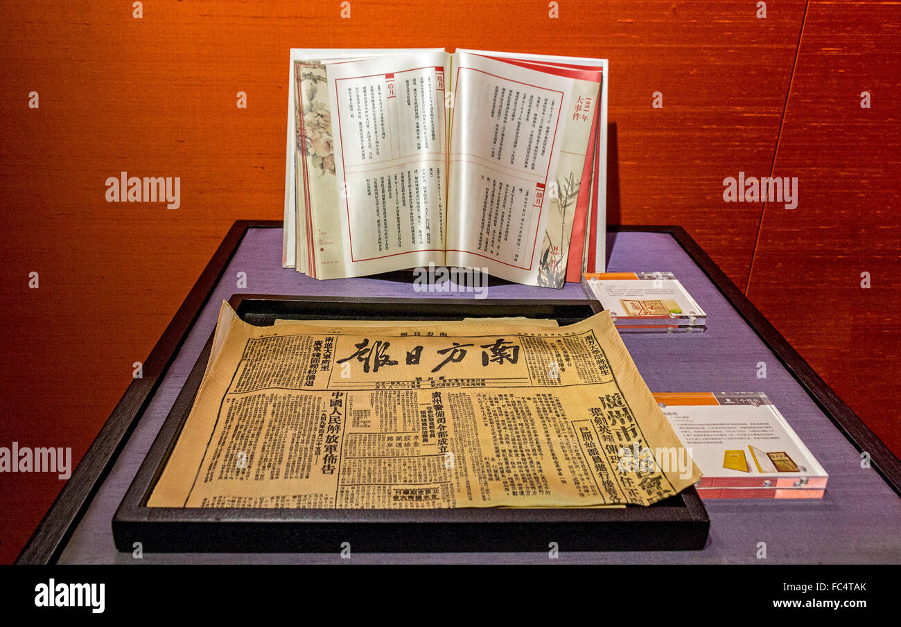 Seide Buch, das eigentlich ein 1981 Kalender zusammen mit Seide Reproduktion einer Zeitung von 1949 ist Stockfoto
