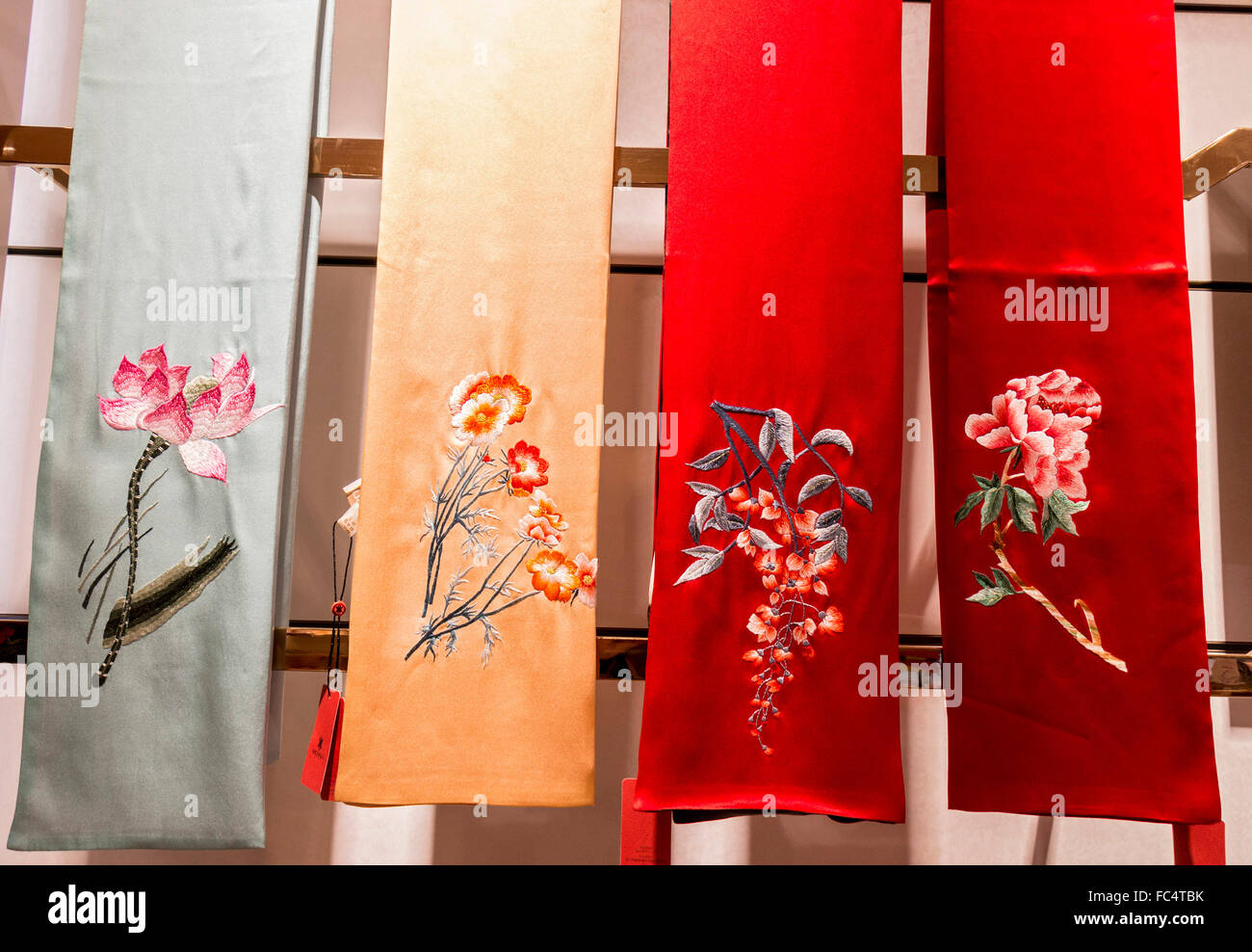 Seidentücher zum Verkauf an Wensli Seidenmuseum in Hangzhou, China, wo die  Leute einen Marc Rosier Schal für $450 kaufen können Stockfotografie - Alamy