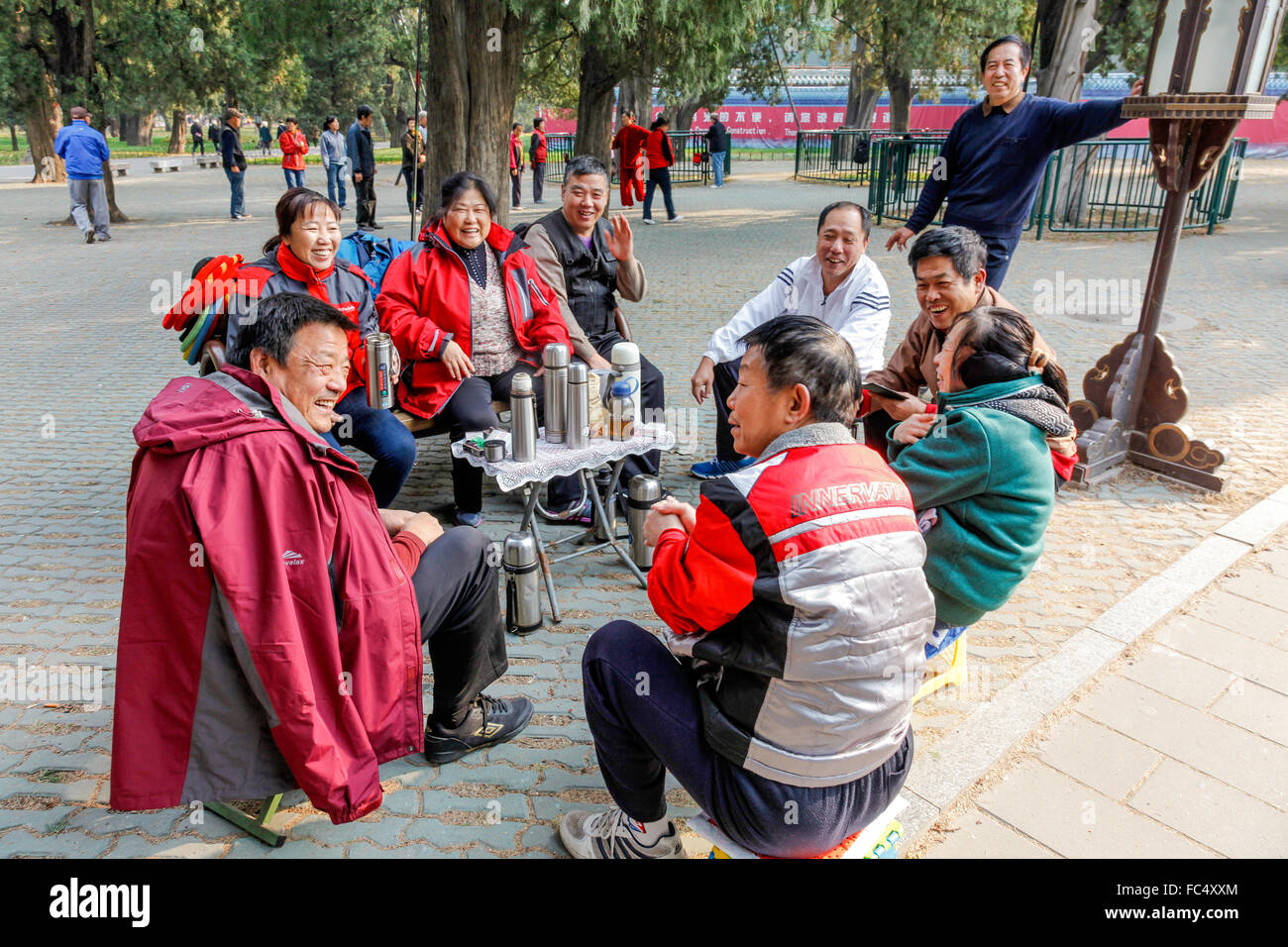 CHINA, chinesische Szene eines belebten Parks in The Temple of Heaven in Peking mit chinesischen Männer trinken Tee am Bürgersteig Tische Stockfoto