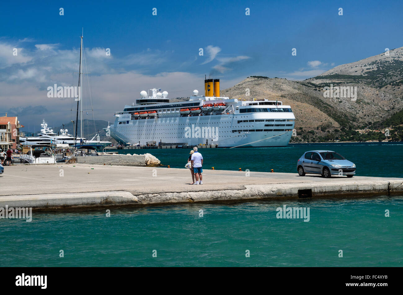 Große Kreuzfahrtschiffe Schiff angedockt an die arbeitenden Port Argostoli Kefalonia in Griechenland Stockfoto