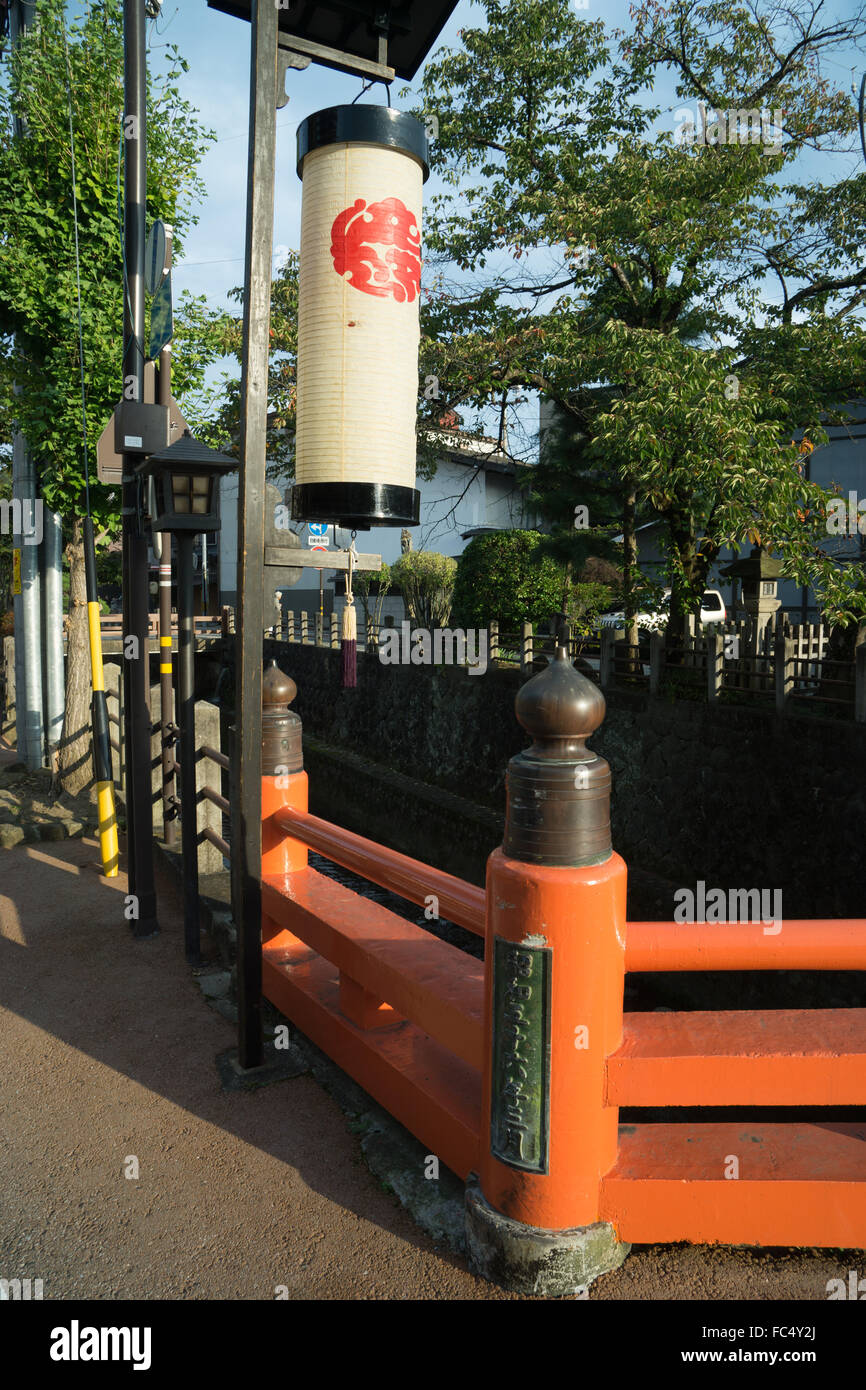 Laterne und orange Geländer für das Herbst-Festival in Takayama Japan Stockfoto