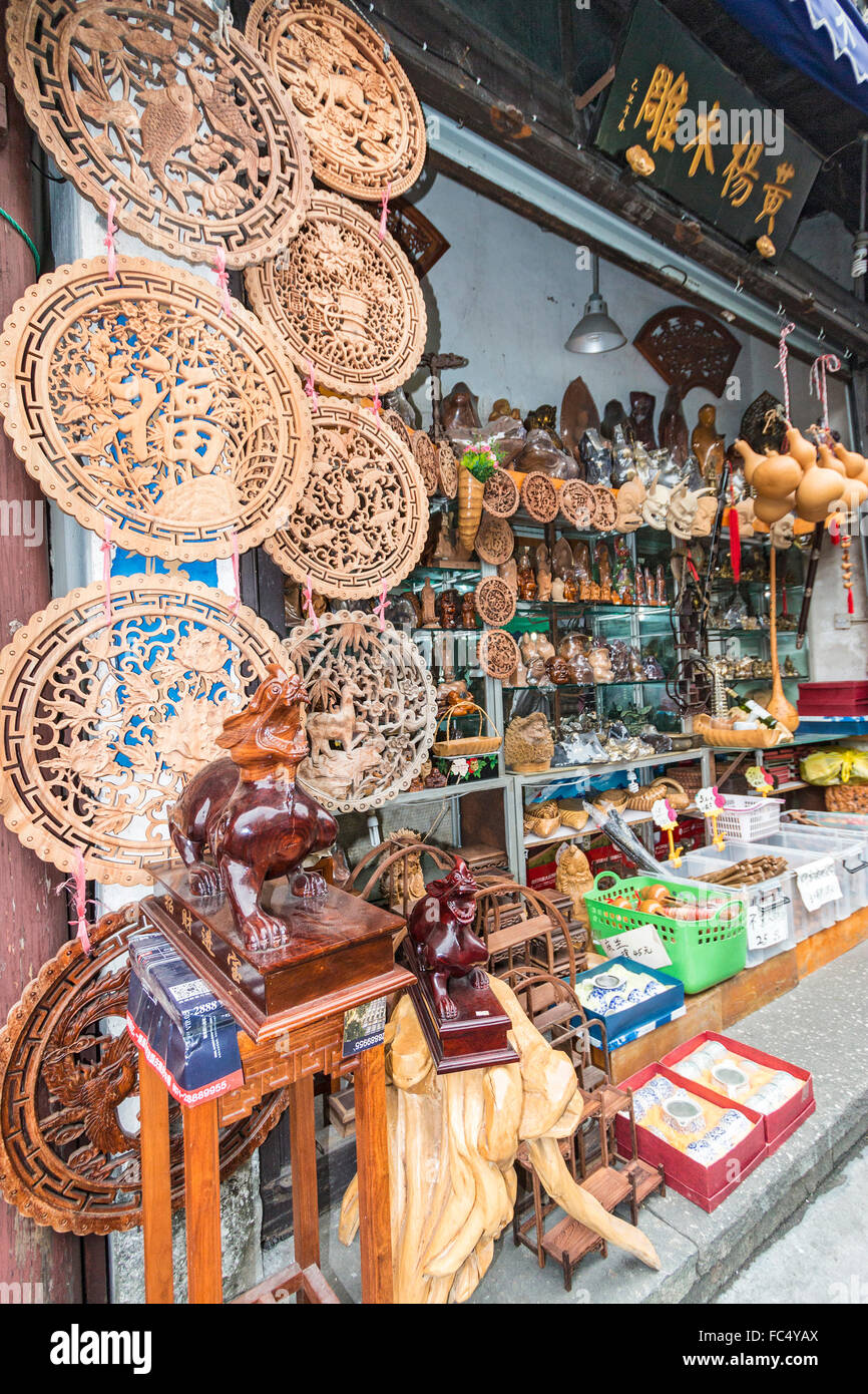 Souvenirs zum Verkauf entlang Qinghefang alten Straße, die gesäumt von Geschäften und Snack ist in Hangzhou, China steht. Stockfoto