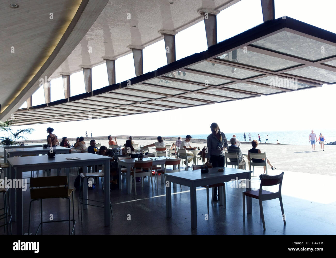 Auditorio de Tenerife Adan Martin Konzertsaal in Santa Cruz De Tenerife, Kanarische Inseln, Spanien - Restaurant mit Terrasse Stockfoto