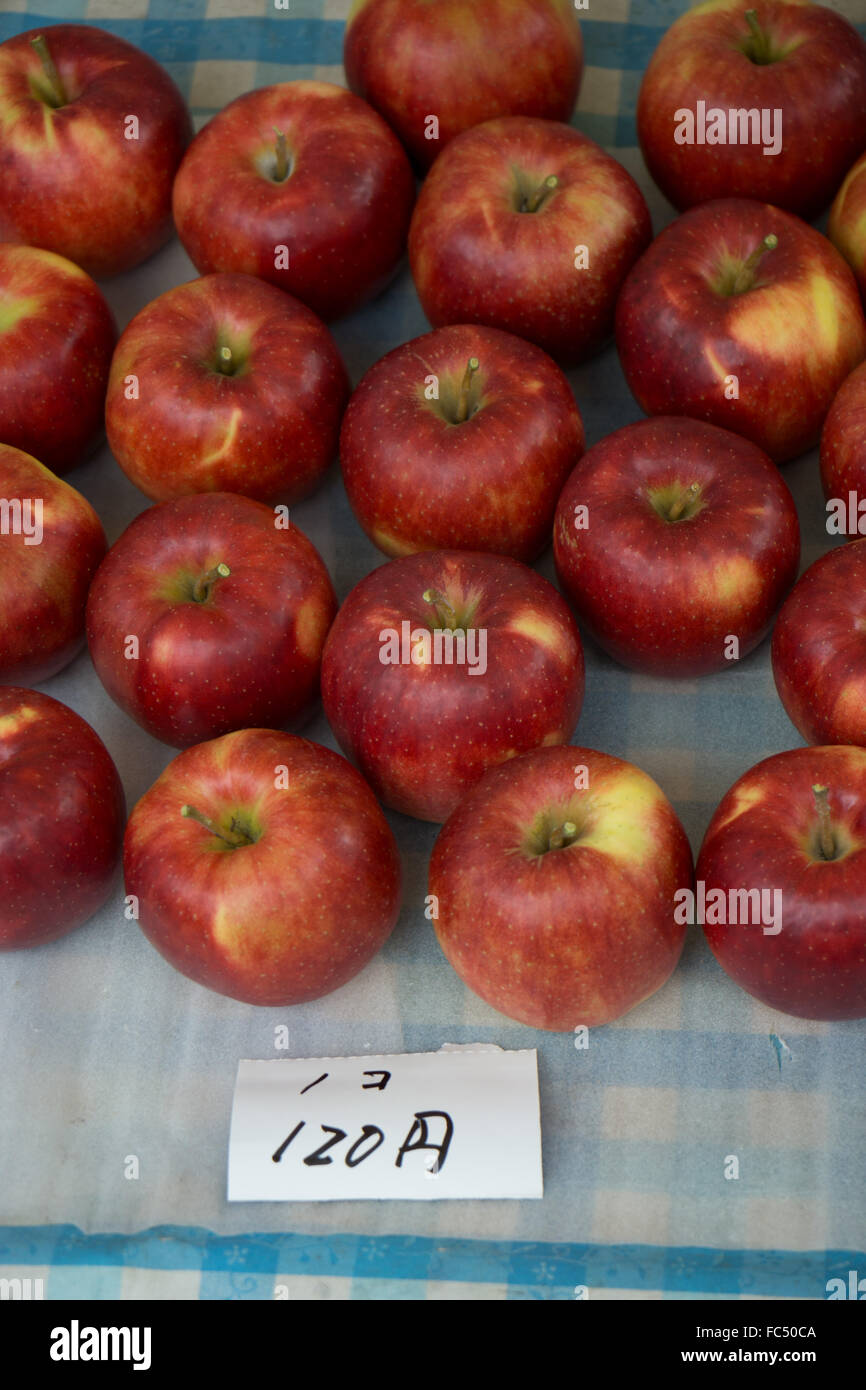 Takayama-Fuji-Äpfel am Flohmarkt zu verkaufen Stockfoto