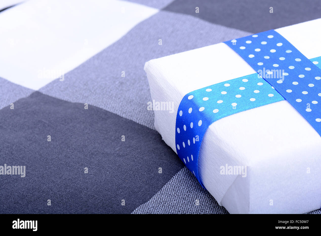 Weißen Geschenkbox mit blauem Band Stockfoto