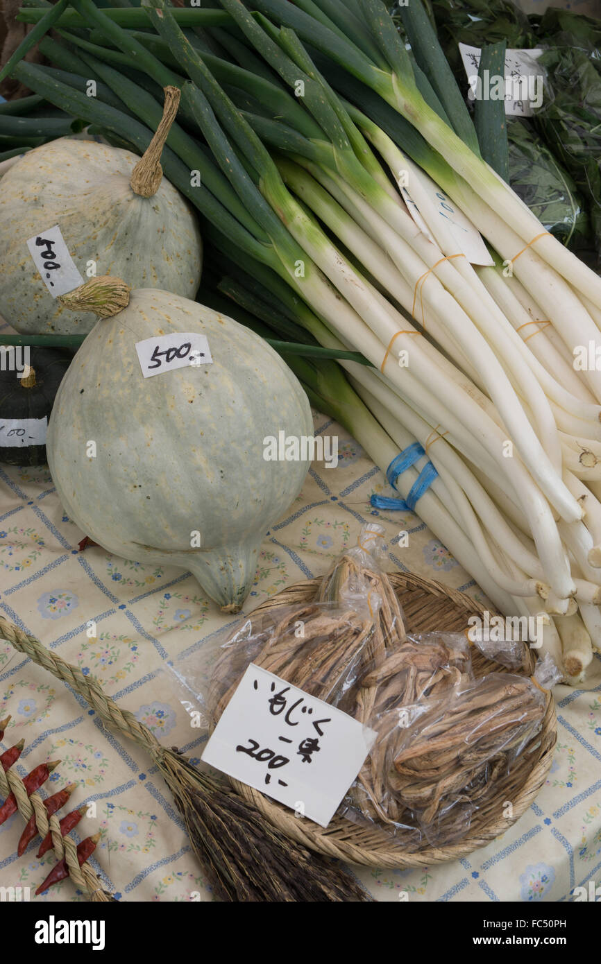 Zwiebeln und Kürbisse am Wochenmarkt Stockfoto