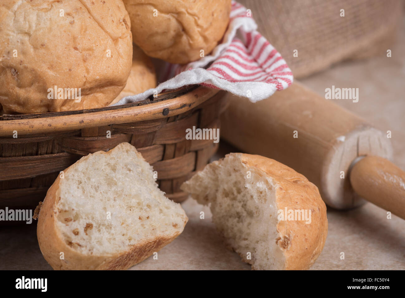 Weizen Brötchen Abendessen im Korb Stockfoto