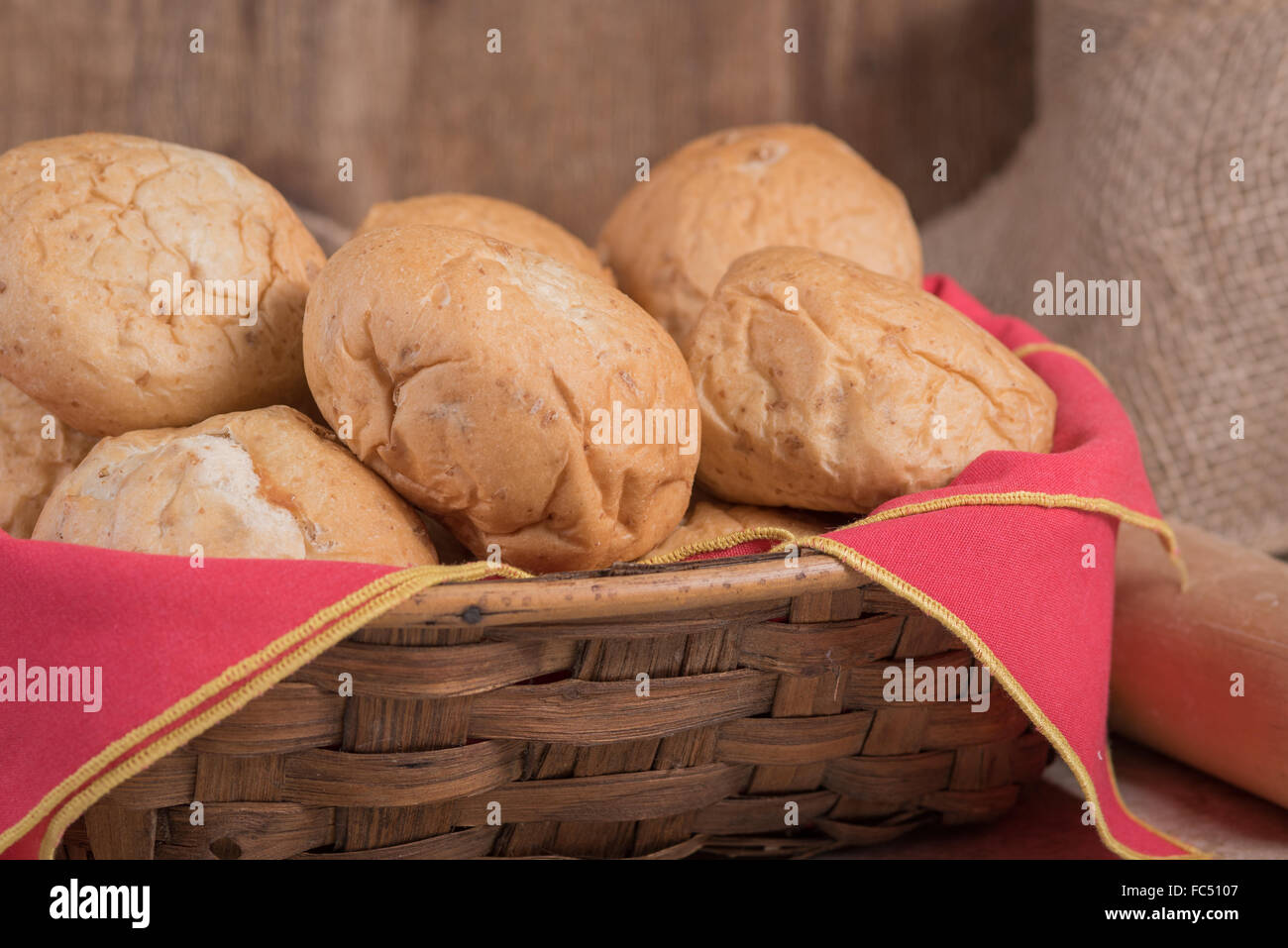 Korb mit Weizen-Brötchen Stockfoto